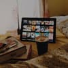 Netflix-Serien die niemand kennt iPad und Essen im Bett
