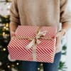 Weihnachtsgeschenke für die beste Freundin Person mit Geschenk in der Hand