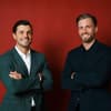 Tim Reitz und Sebastian Paul sind 2026 das Bachelor-Doppelpack. Tim Reitz und Sebastian Paul in Anzügen mit verschränkten Armen vor einer roten Wand.