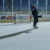 Eishockeyserien erleben aktuell einen regelrechten Hype. Ein Mann und eine Frau fallen sich auf einem Eishockeyfeld in die Arme.