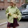 Frau in Satin-Shorts Frau in Satin-Shorts