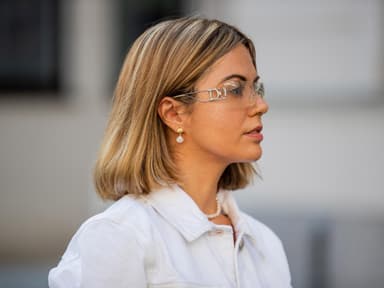 Diese Frisurentrends lassen dich sofort jünger aussehen. Frau mit blonden Haaren