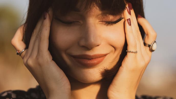 Auf diese Anti-Aging Creme schwören Frauen ab 40 Frau fasst sich an die Schläfen