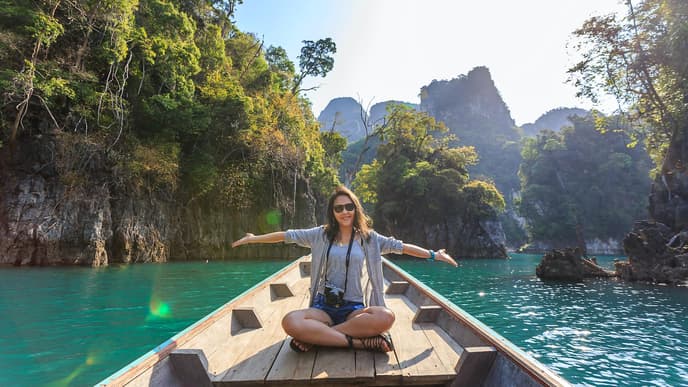 Save the Planet Frau im Boot Urlaub
