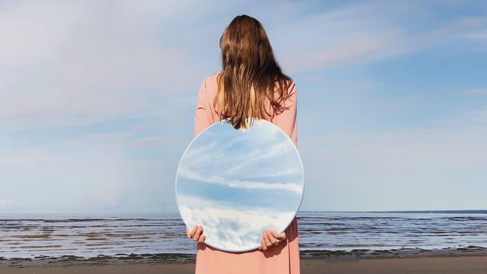 Horoskop Glück Frau mit Spiegel Horoskop Glück Frau mit Spiegel