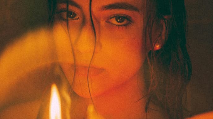 Feuerzeichen Astrologie Frau und Feuer Flamme