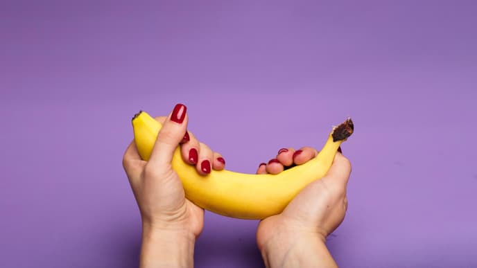 Lingam-Massage Anleitung Banane in Händen