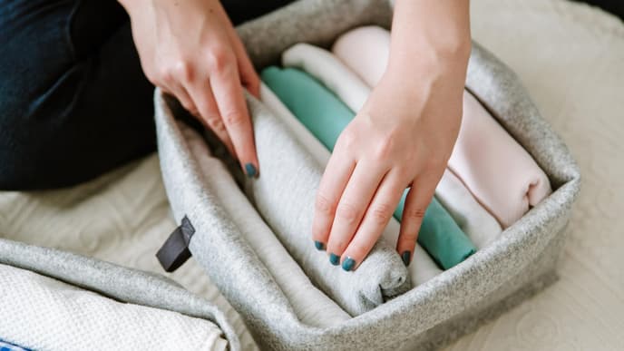 Haushalt Dinge, die ordentliche Menschen tun Frau räumt Kleidung ein