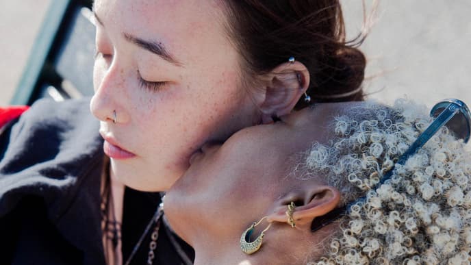 Love Language Lesbisches Pärchen küsst sich