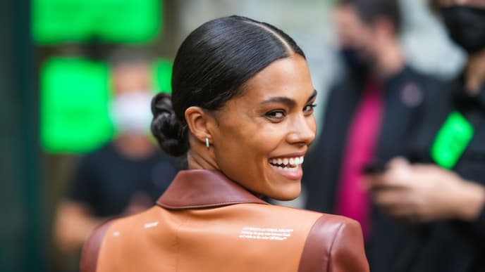 Frau mit Low Bun Frau mit Low Bun