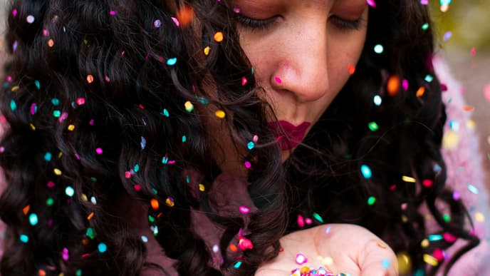 Karneval Horoskop Frau mit Konfetti