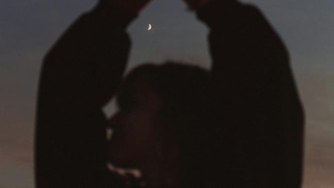 Glücks-Sternzeichen der Woche Frau mit Mond im Hintergrund