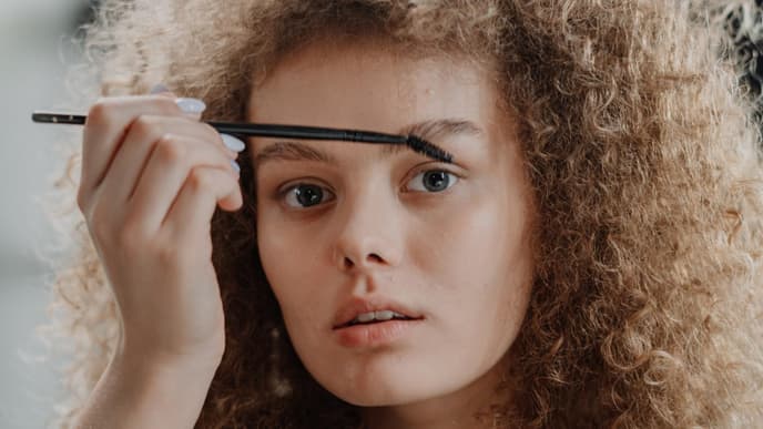 Augenbrauen schminken: Schritt für Schritt Anleitung für Brows on Fleek Frau schminkt sich Augenbrauen