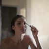 Mascara auftragen: Diese 3 Fehler macht garantiert jede von uns Frau trägt Mascara auf