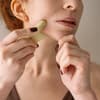 Gua Sha Stein Anwendung: So geht die Gesichtsmassage zur Lymphdrainage richtig Gua Sha Stein Massage