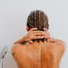 Wasser marsch! 5 typische Fehler, die jeder beim Duschen macht Frau duscht