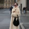 Extra große Slouchy Bags liegen 2026 total im Trend – denn sie sind stylisch und praktisch. Frau in dickem Fellmantel mit großer Slouchy Bag