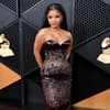 Halle Bailey trägt zu ihrem eleganten Grammy-Look offene Braids. Halle Bailey in einem schwarzen Tubekleid mit Open Braids.