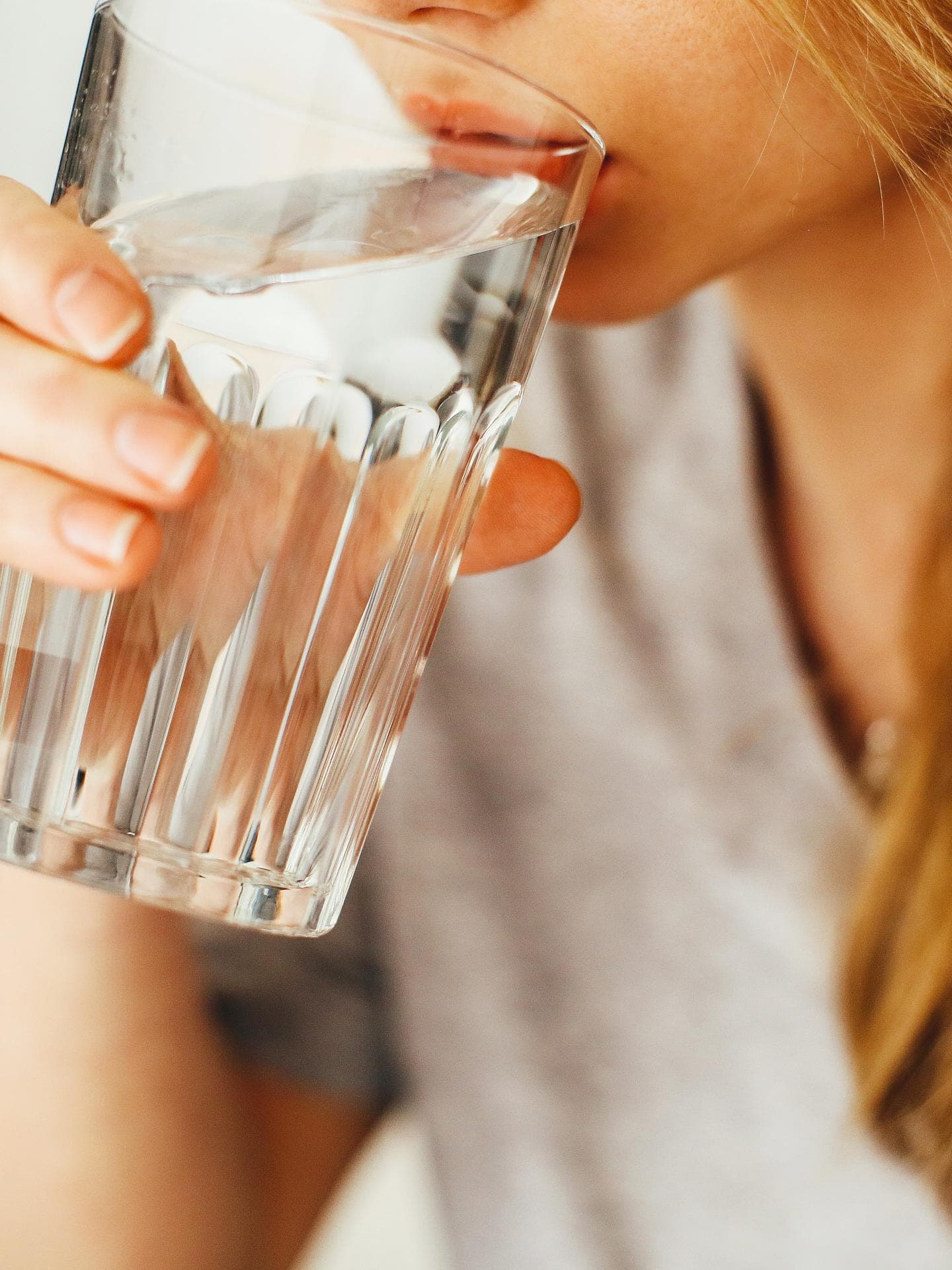 Wasser trinken hilft beim Abnehmen im Gesicht Frau trinkt Wasser