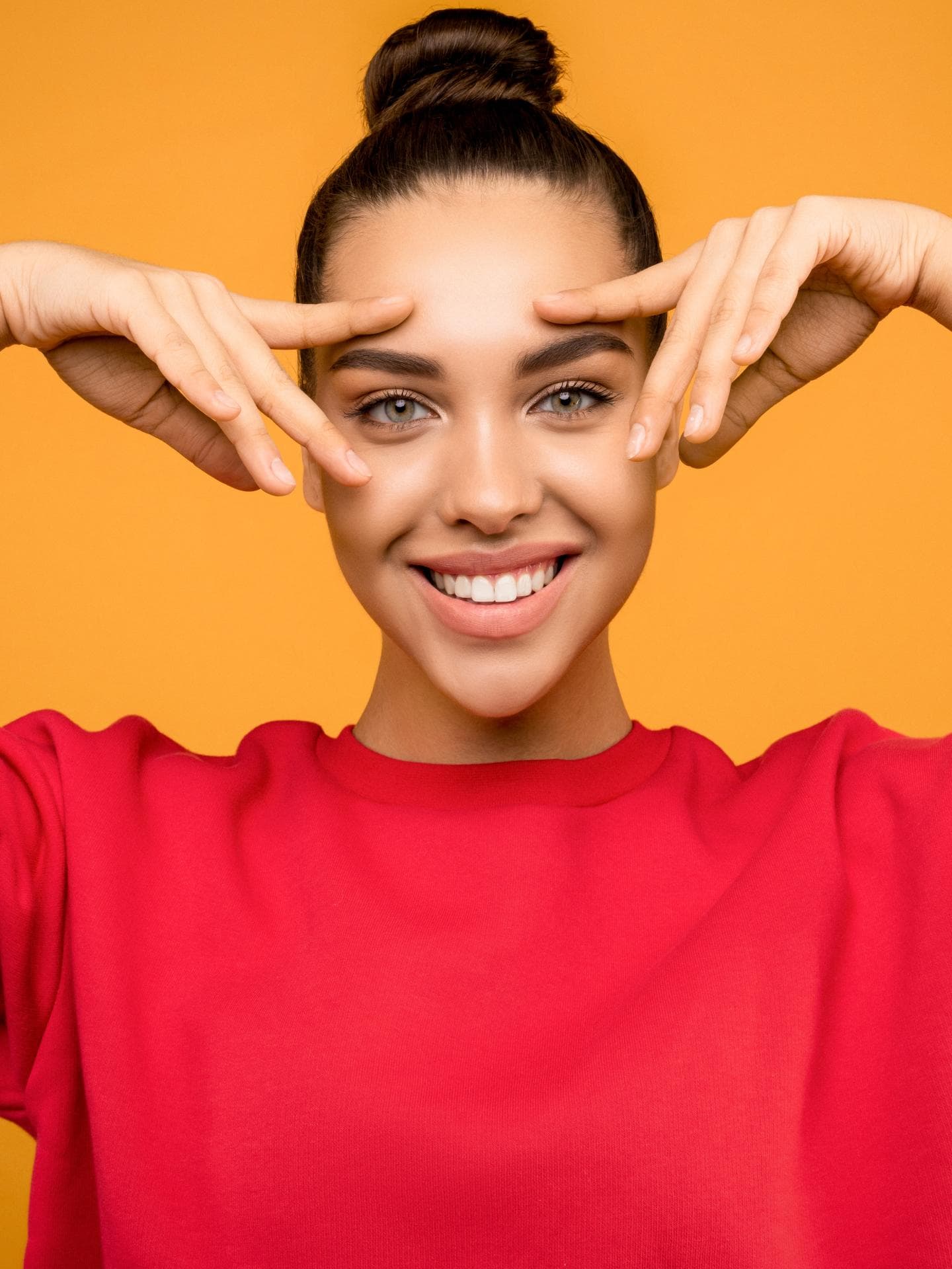 Im Gesicht abnehmen Frau lächelt mit Händen im Gesicht