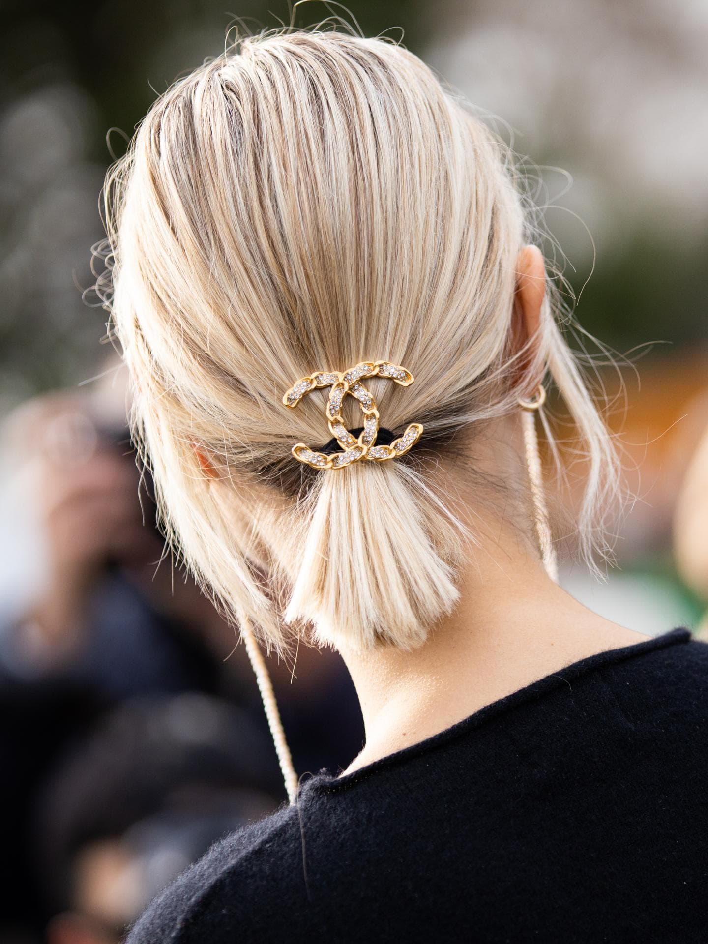 Kurzhaarfrisur mit Spange Kurzhaarfrisur mit Spange