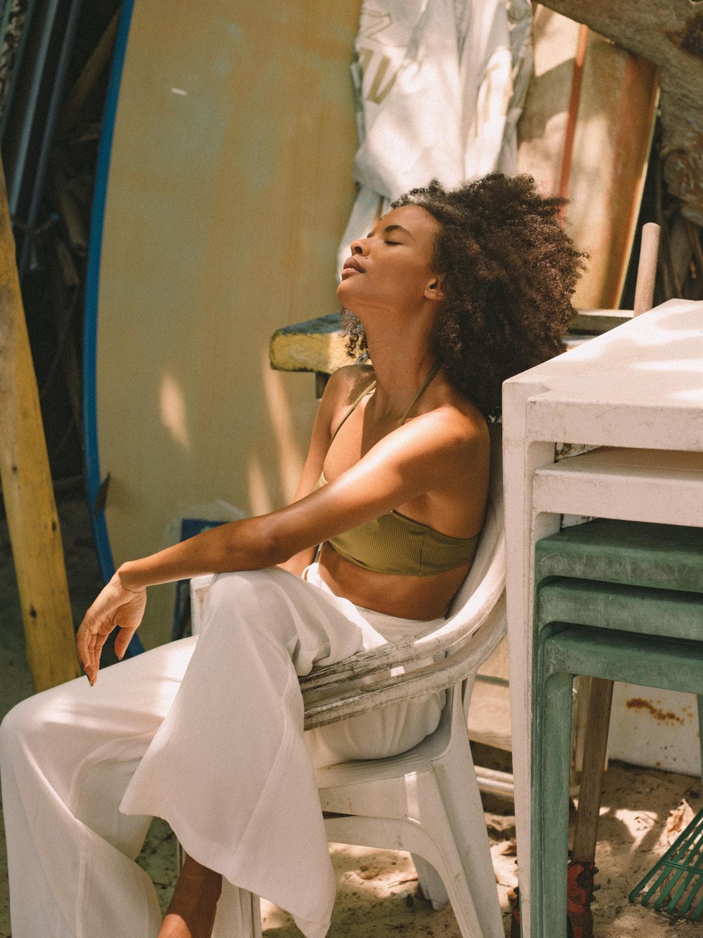 Gesicht abnehmen Übungen Frau sitzt in der Sonne