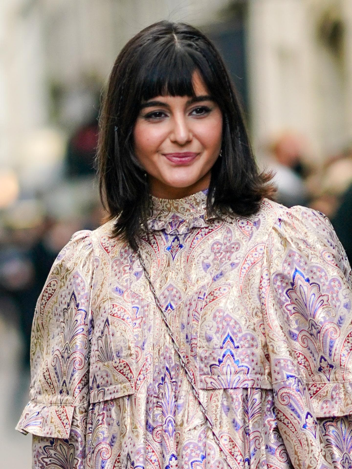 Frisuren für lange Gesichter Frau trägt braune Pony-Frisur