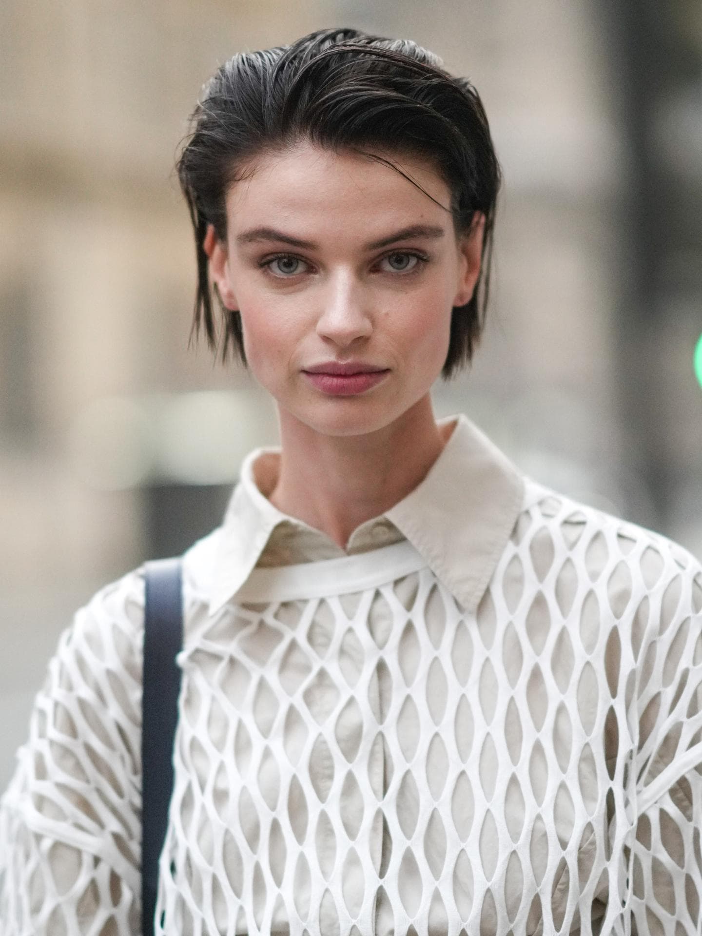 Kurzhaarfrisuren Trends Frau trägt Kurzhaarfrisur