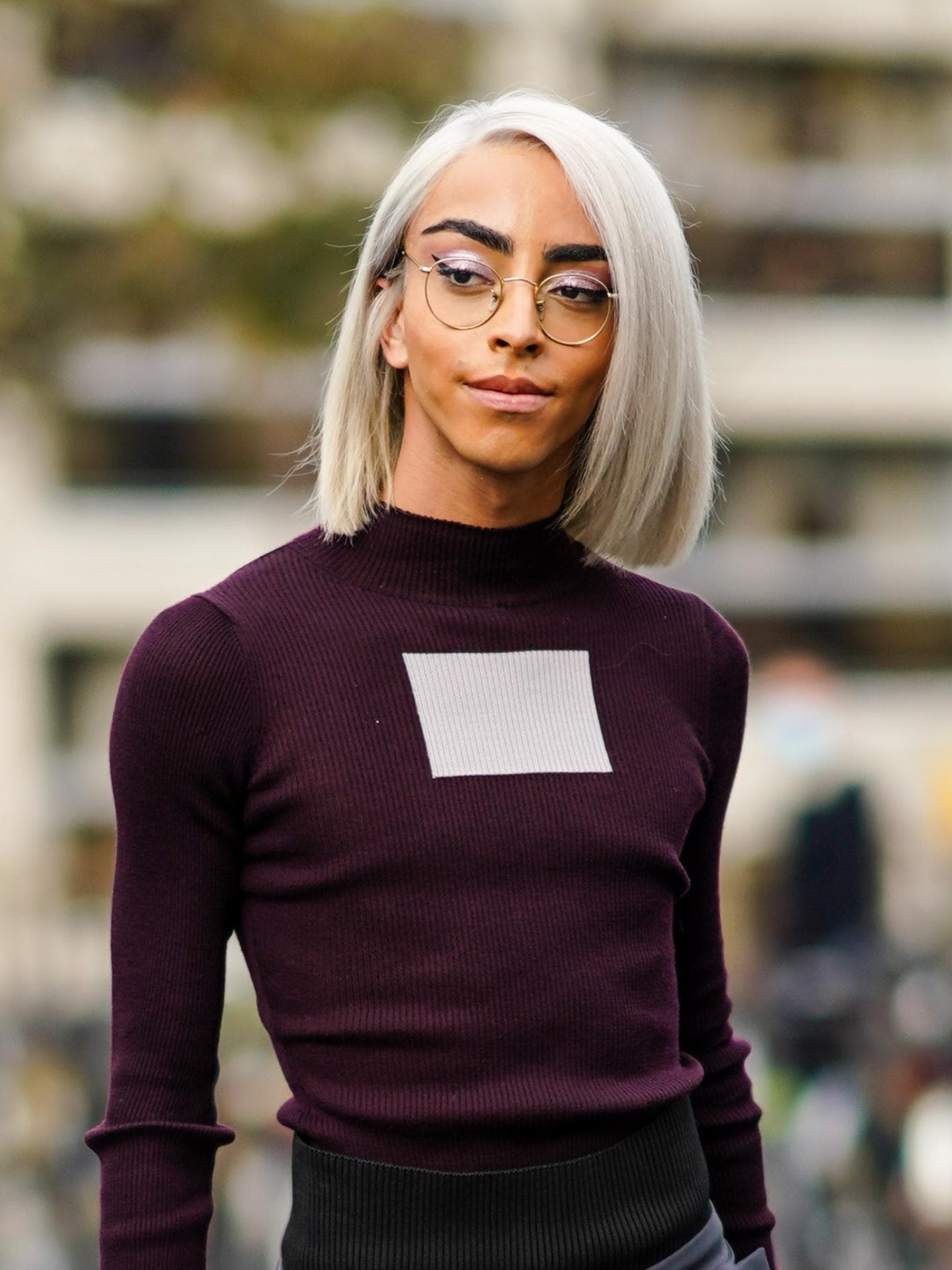 Schöne Haarschnitte für graue Haare Bilal Hasanai trägt graue Bob Frisur