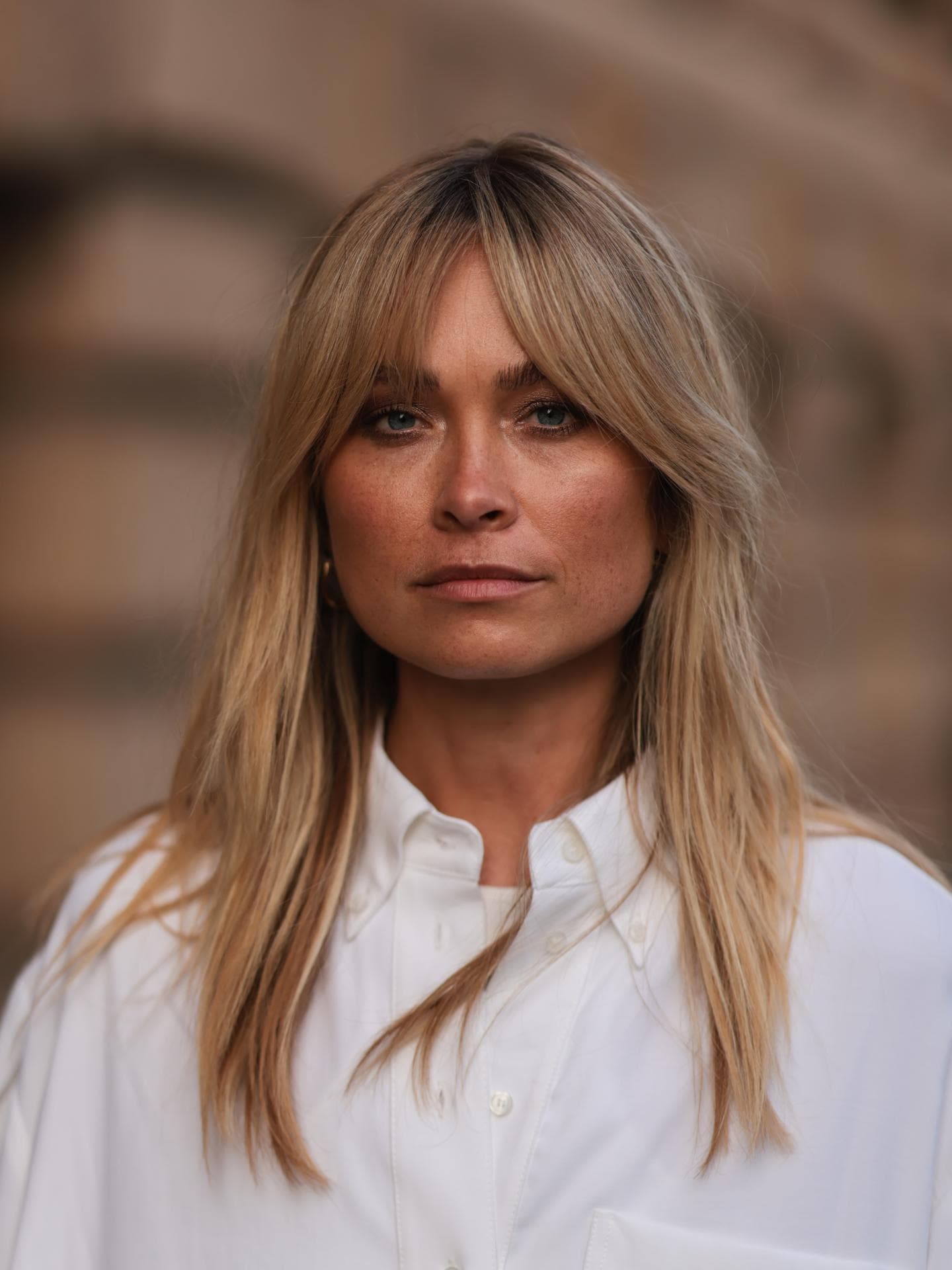 Frisuren mit Pony Frau mit blonden Bangs