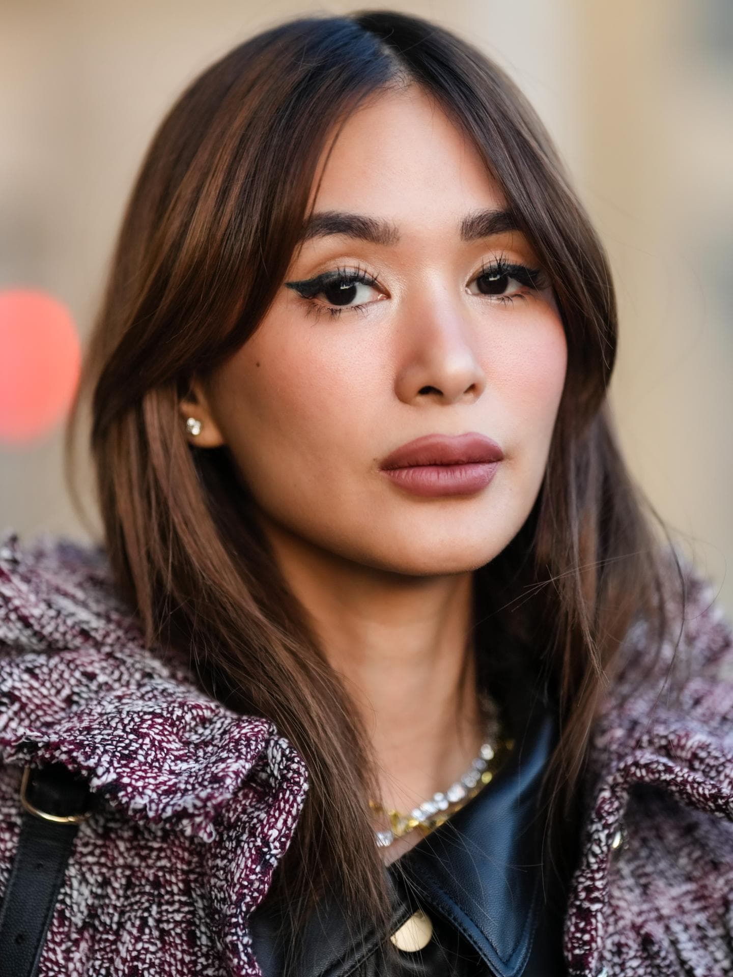 Frisuren mit Pony 70's Curtain Bangs Frau mit 70's Curtain Bangs