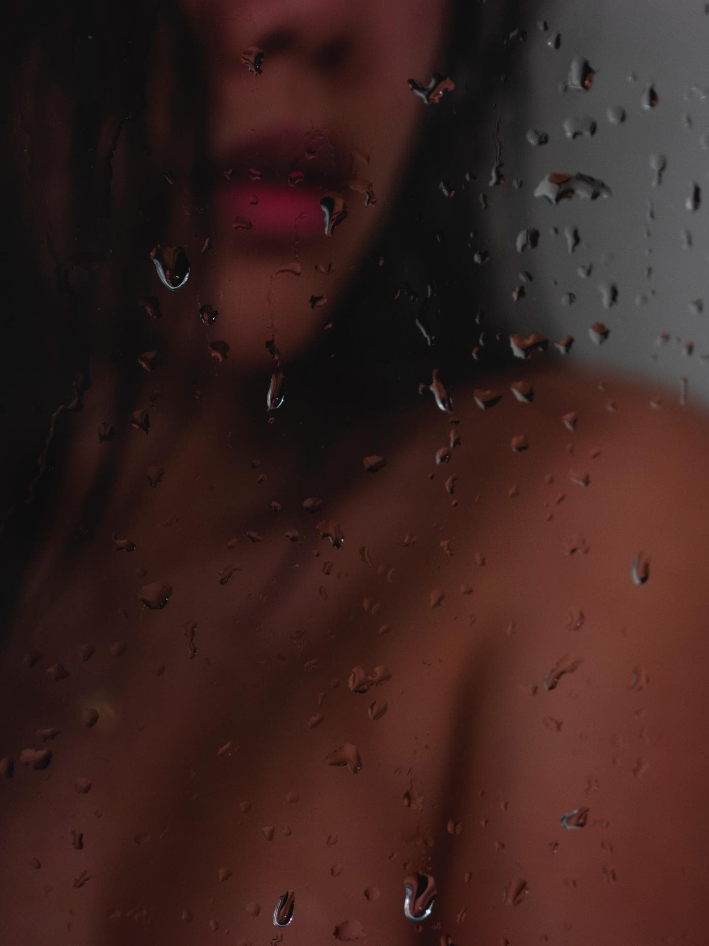 Feuchtes Vergnügen: Mit diesen 4 Tipps wird Sex unter der Dusche endlich richtig gut Frau unter Dusche