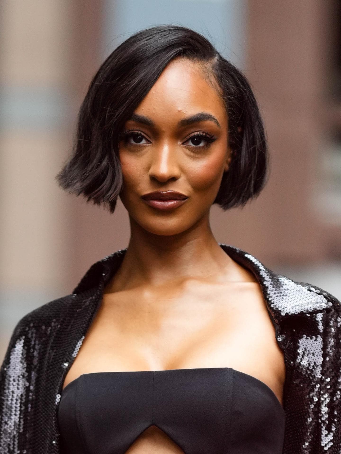 Frisuren für lange Gesichter Frau trägt Bubble Bob Frisurentrend