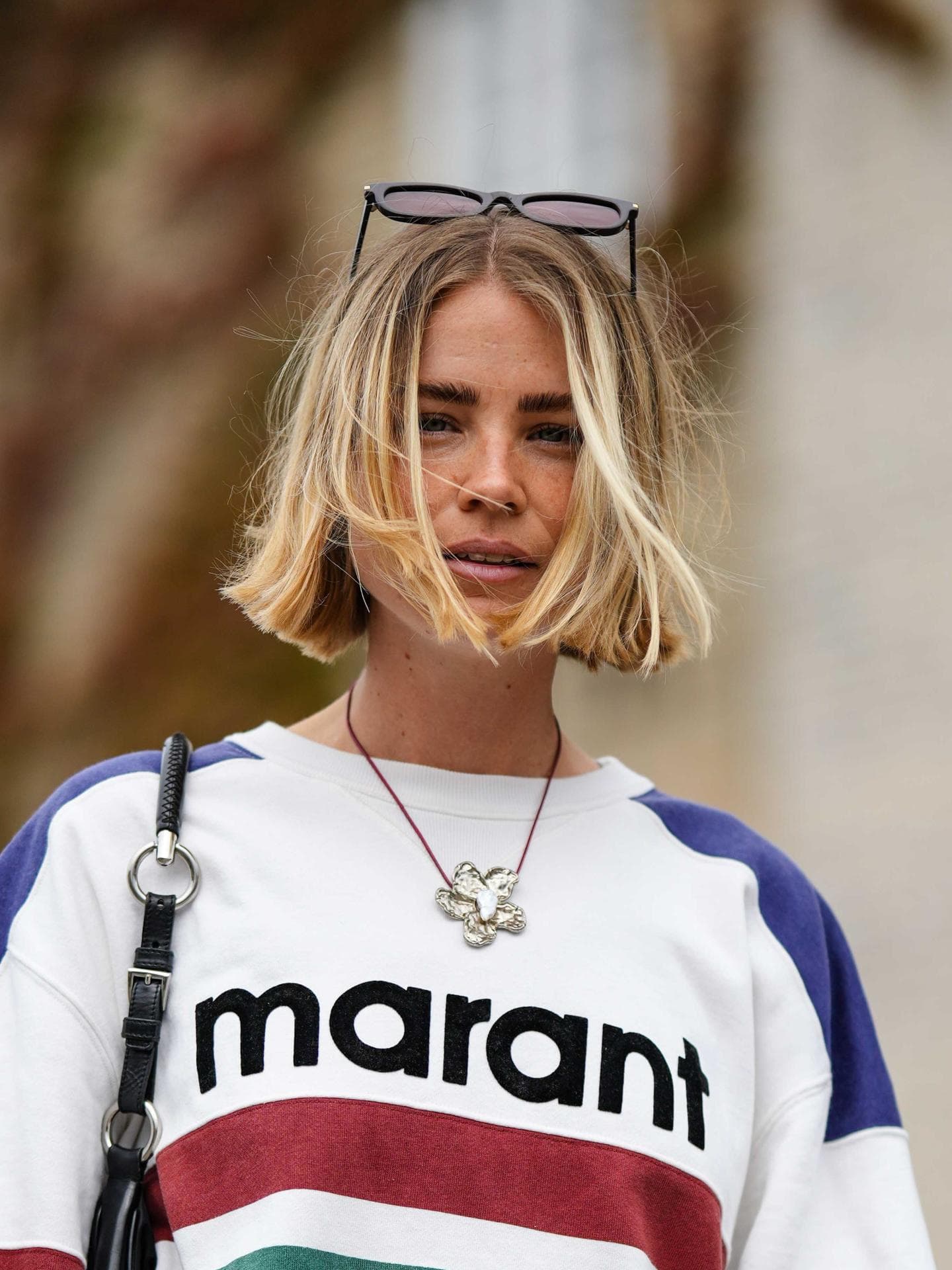 Frisuren für lange Gesichter Frau trägt Long Bob