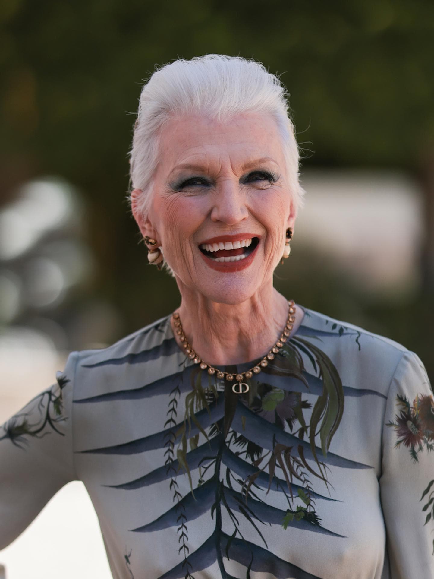 Schöne Frisuren für graue Haare Frau trägt grauen Pixie