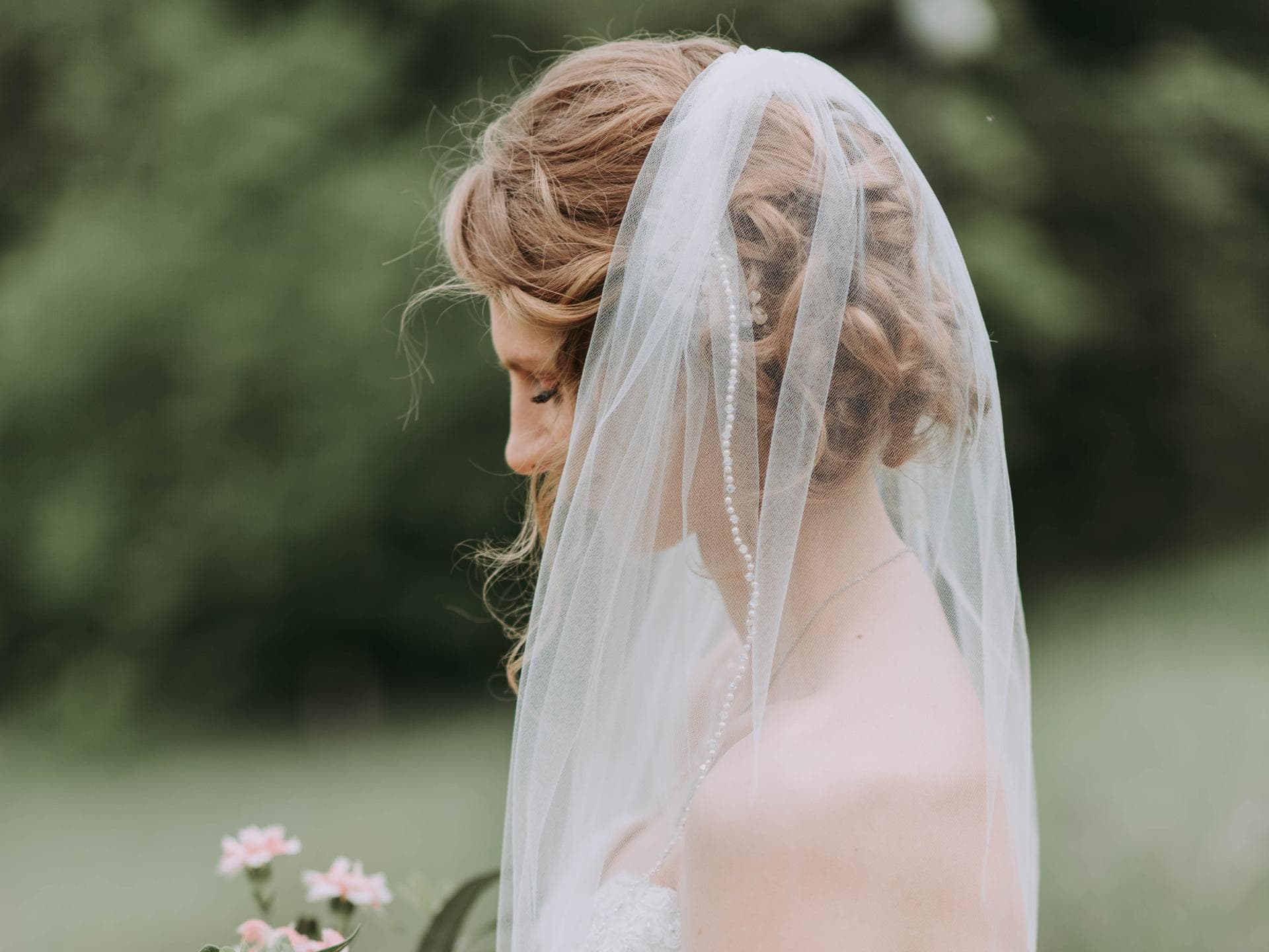 Test: Welches Brautkleid passt zu mir? Braut mit Blumenstrauß und Schleier