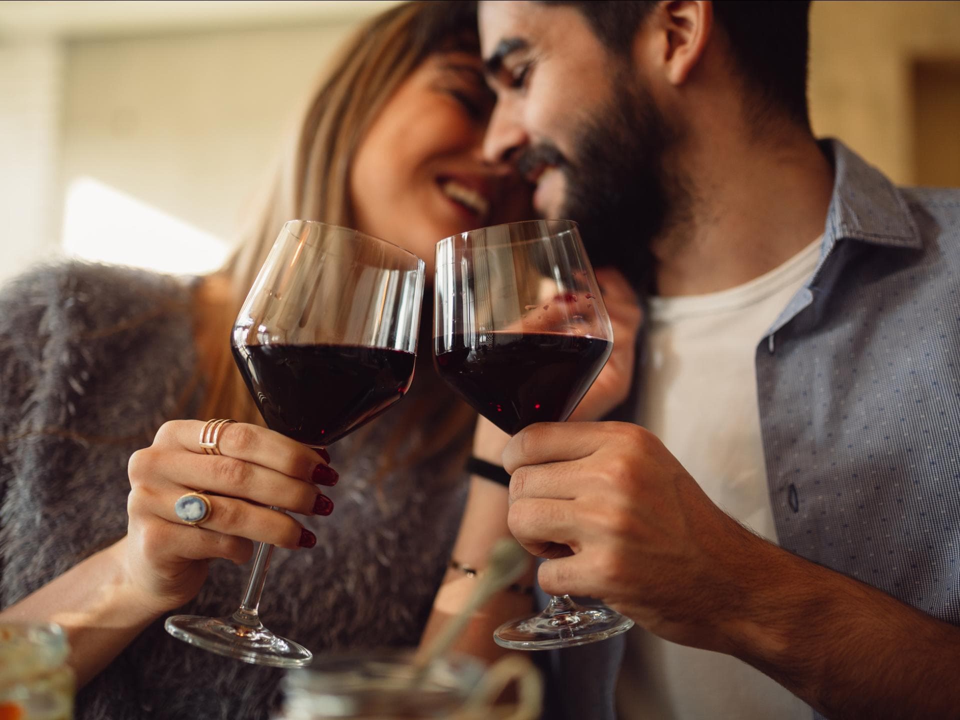 Sexuelle Lust mit Rotwein steigern Frau und Mann trinken Rotwein