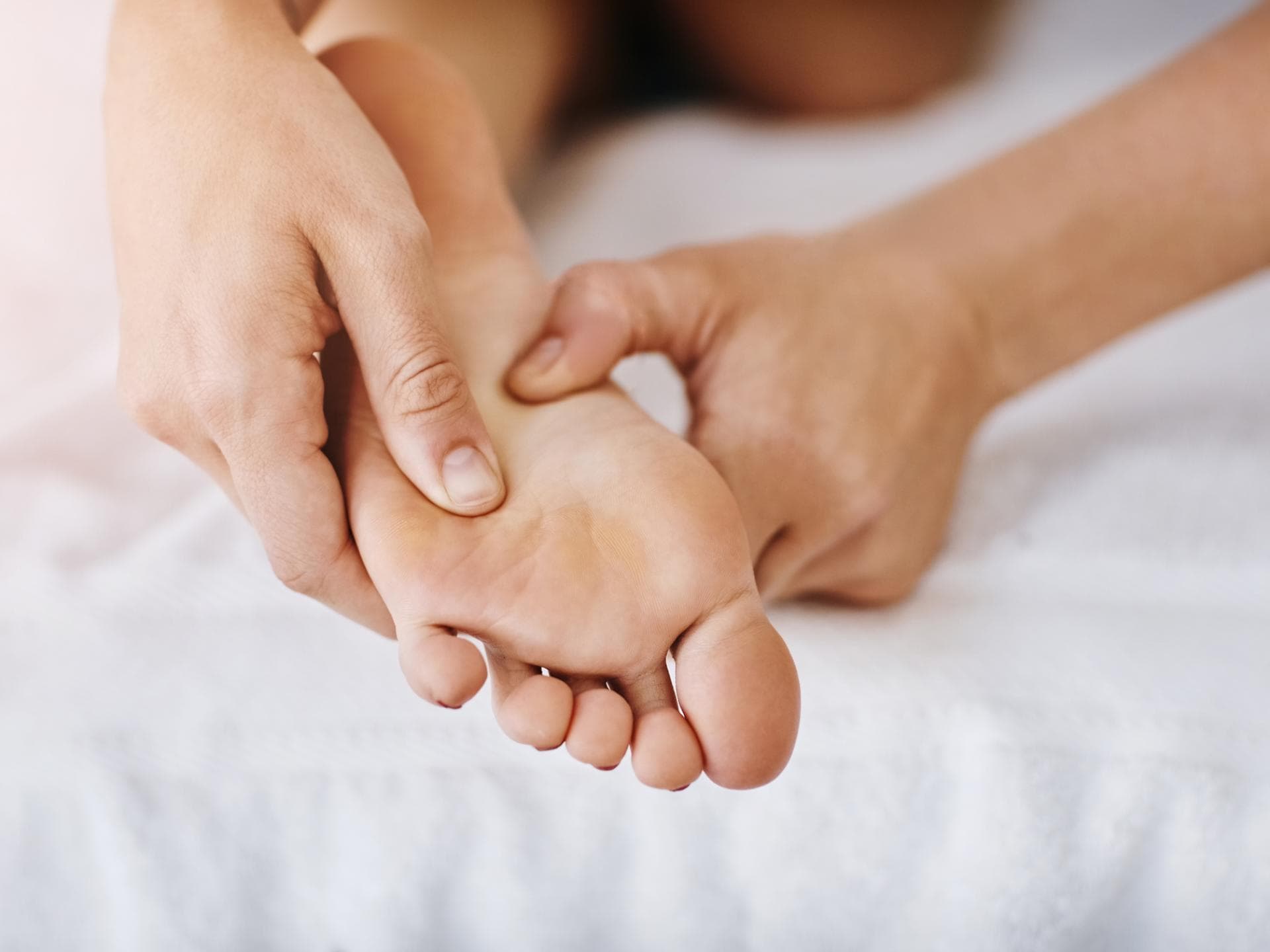 Fußmassage: Mit dieser Schritt-für-Schritt-Anleitung sorgst du für Entspannung Fuß wird massiert