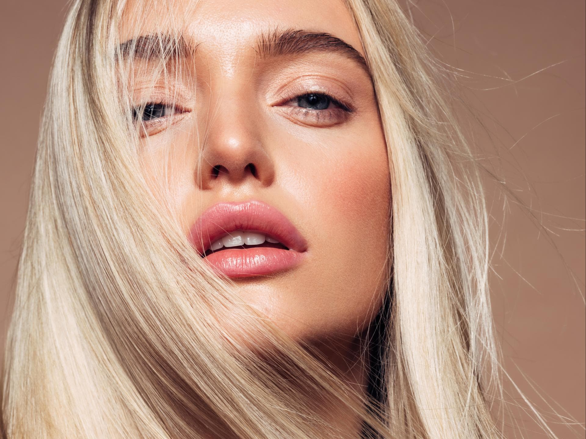 Glänzende blonde Haare Glänzende blonde Haare