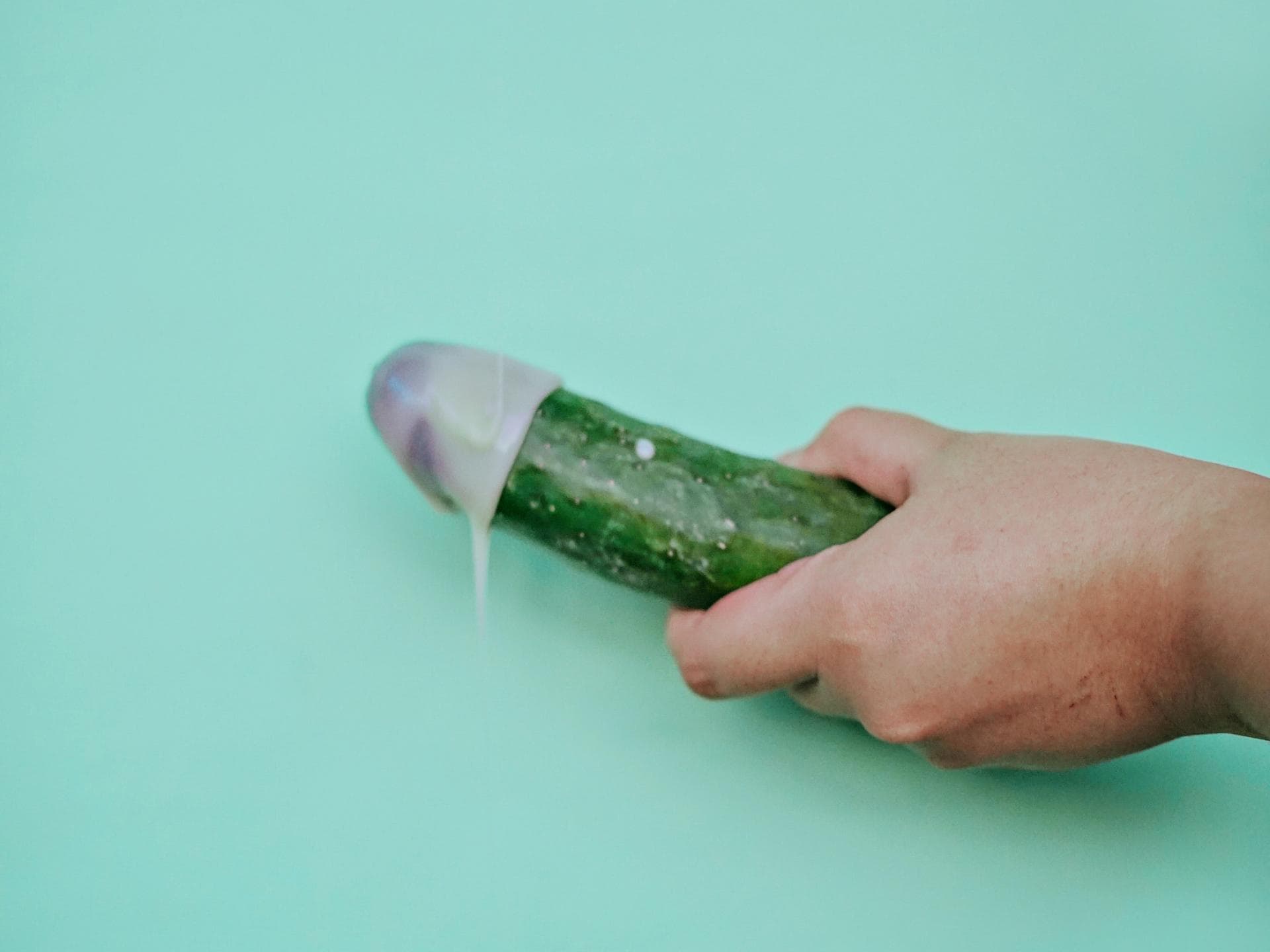 Sextoy Männer Gurke in der Hand