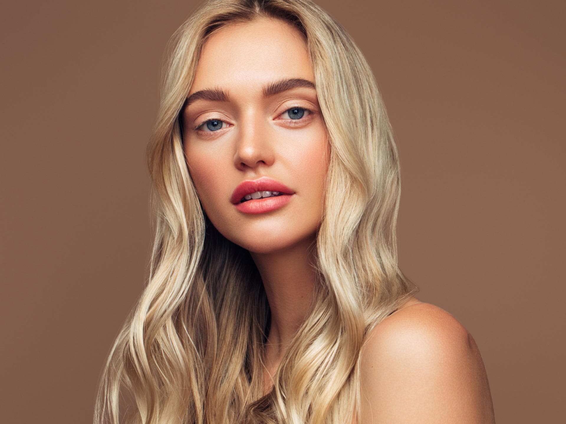 Haare abmattieren Frau mit blonden Haaren