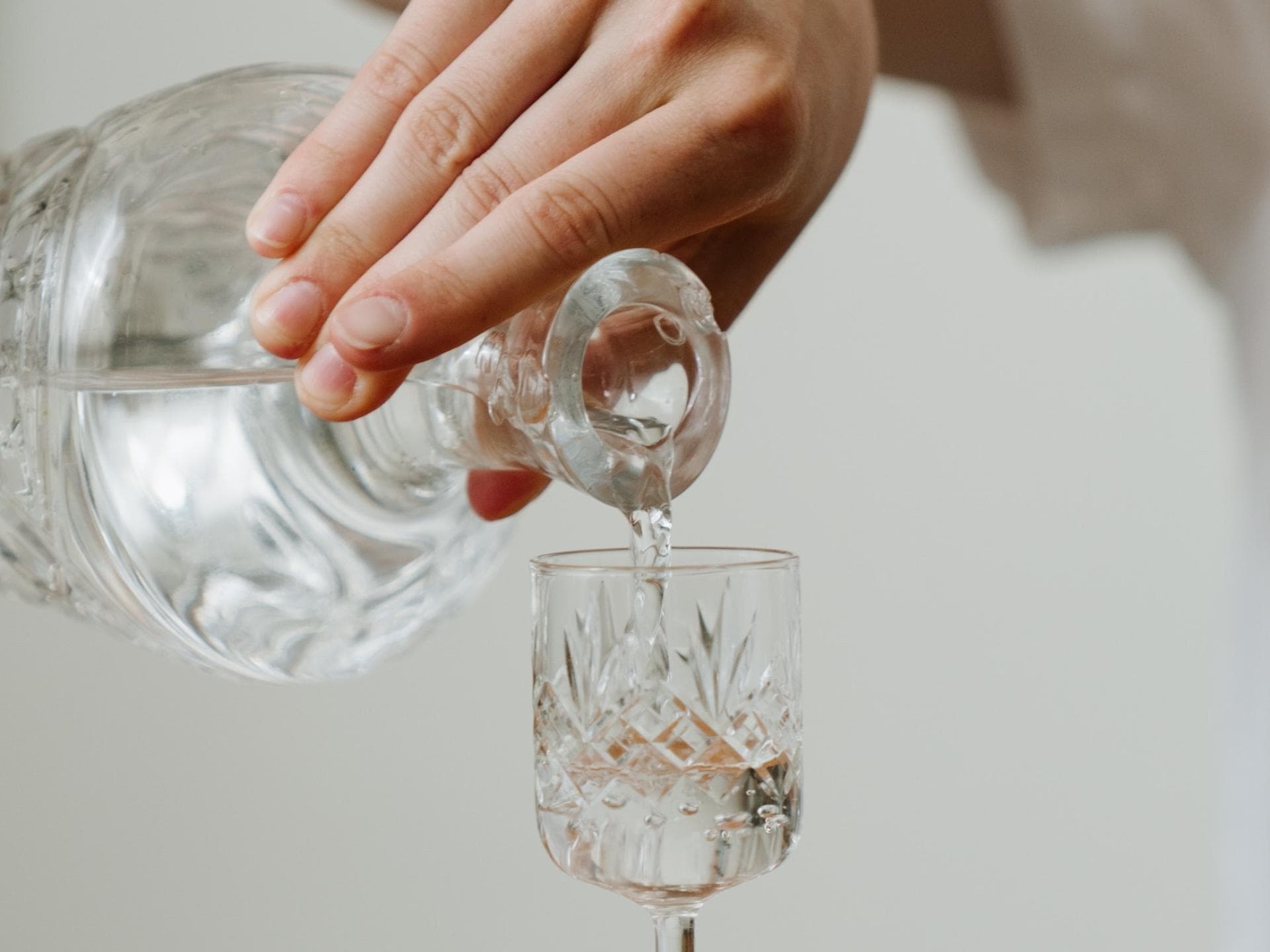 Wäsche waschen mit Wodka Frau gieißt Wodka ins Glas