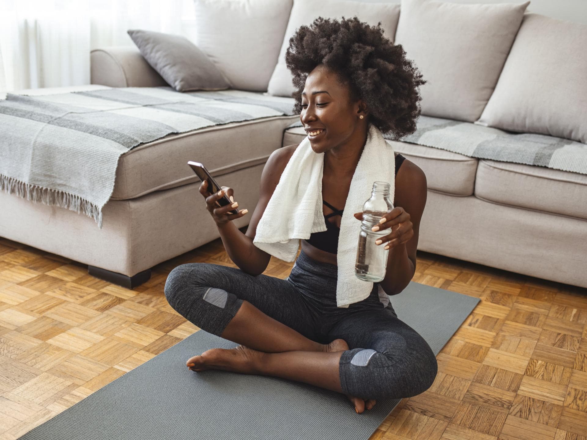 Welche kostenlose Fitness App ist die beste? Mit diesen 6 Apps erreichst du dein Trainingsziel Frau macht Workout