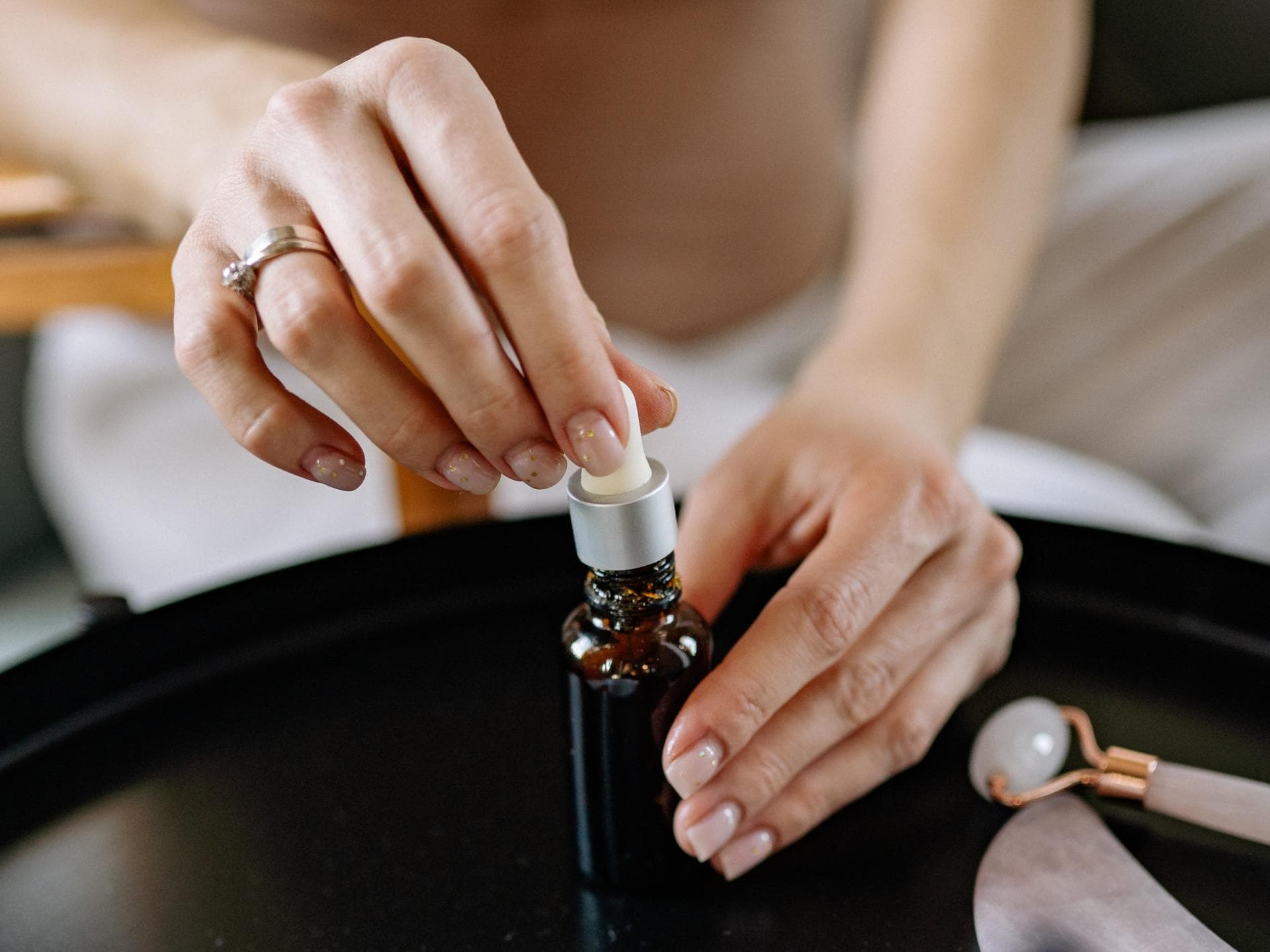 Nageltrends Apfelessig Frau macht Maniküre