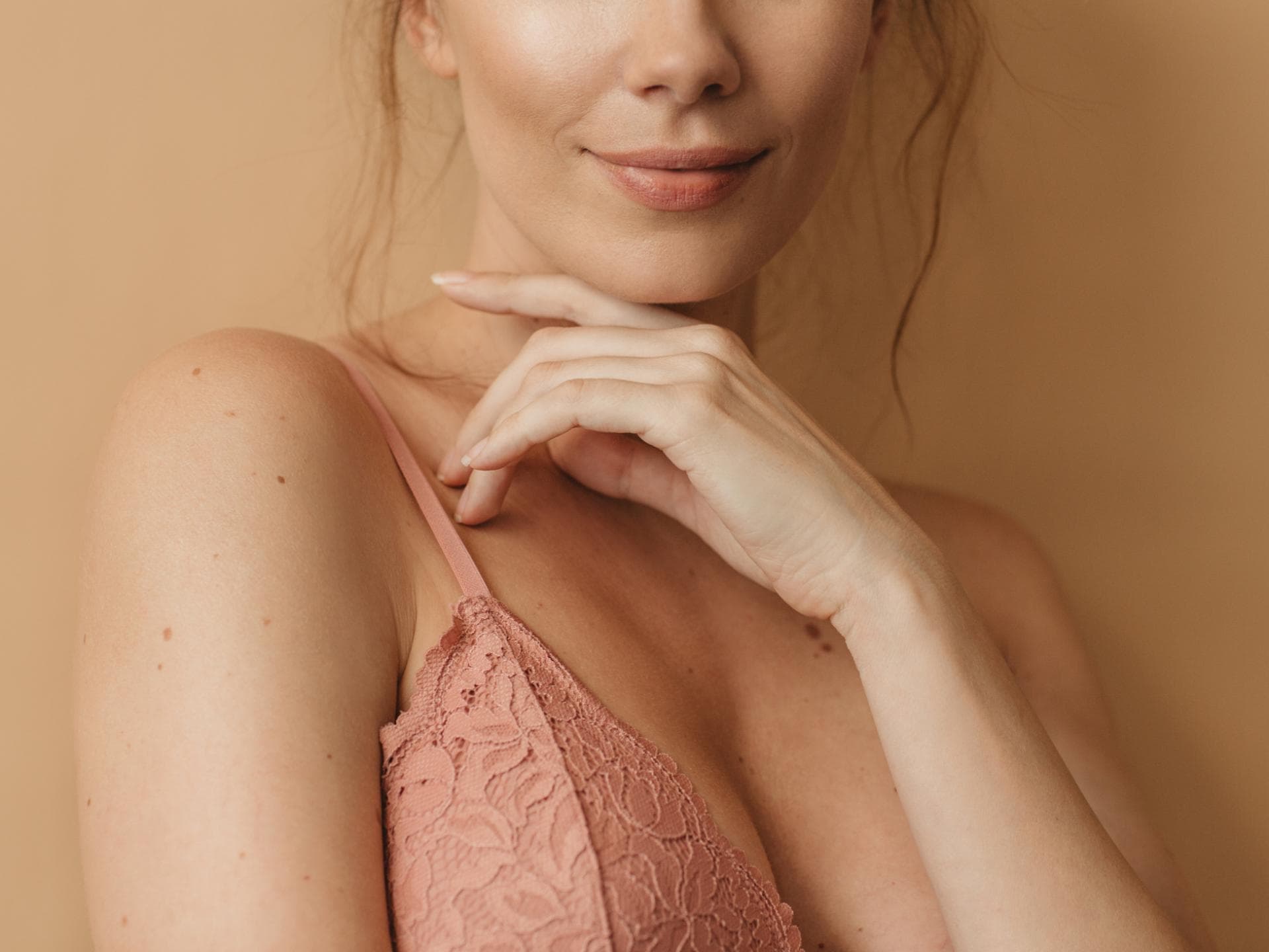 Nippelorgasmus: So erreichst du den Höhepunkt durch Brustwarzen-Stimulation Frau in BH