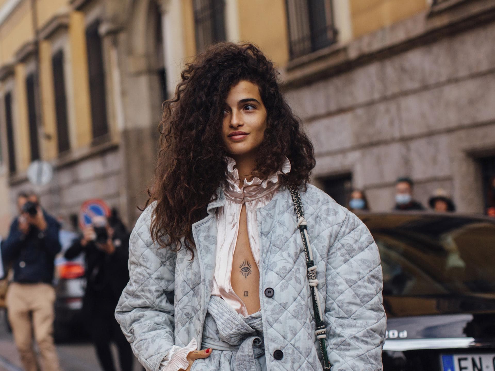 Der beste Lockenföhn Schwarzhaarige Frau mit langen Locken