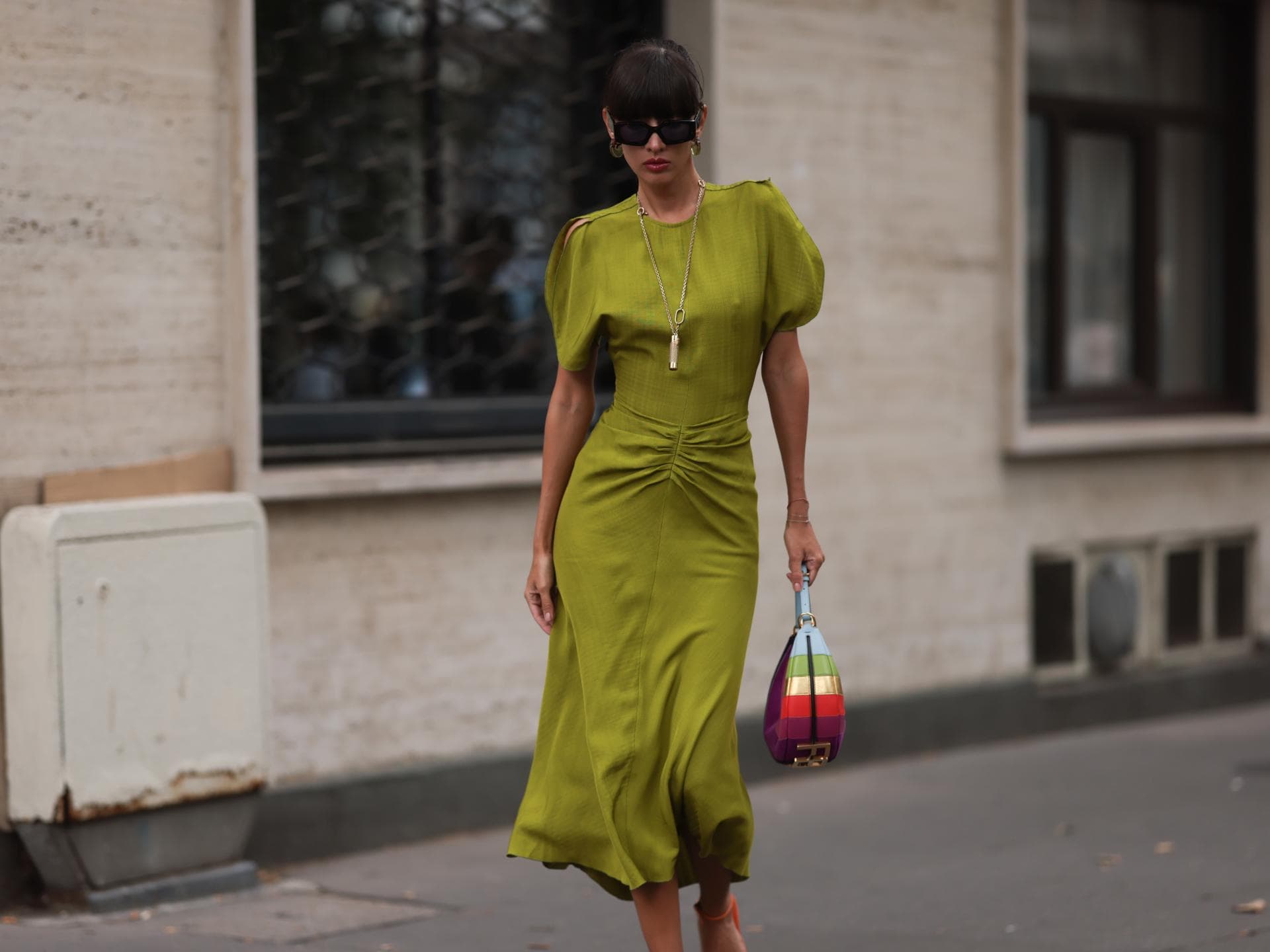 Frau mit grünem Kleid und Sandaletten Frau mit grünem Kleid und Sandaletten