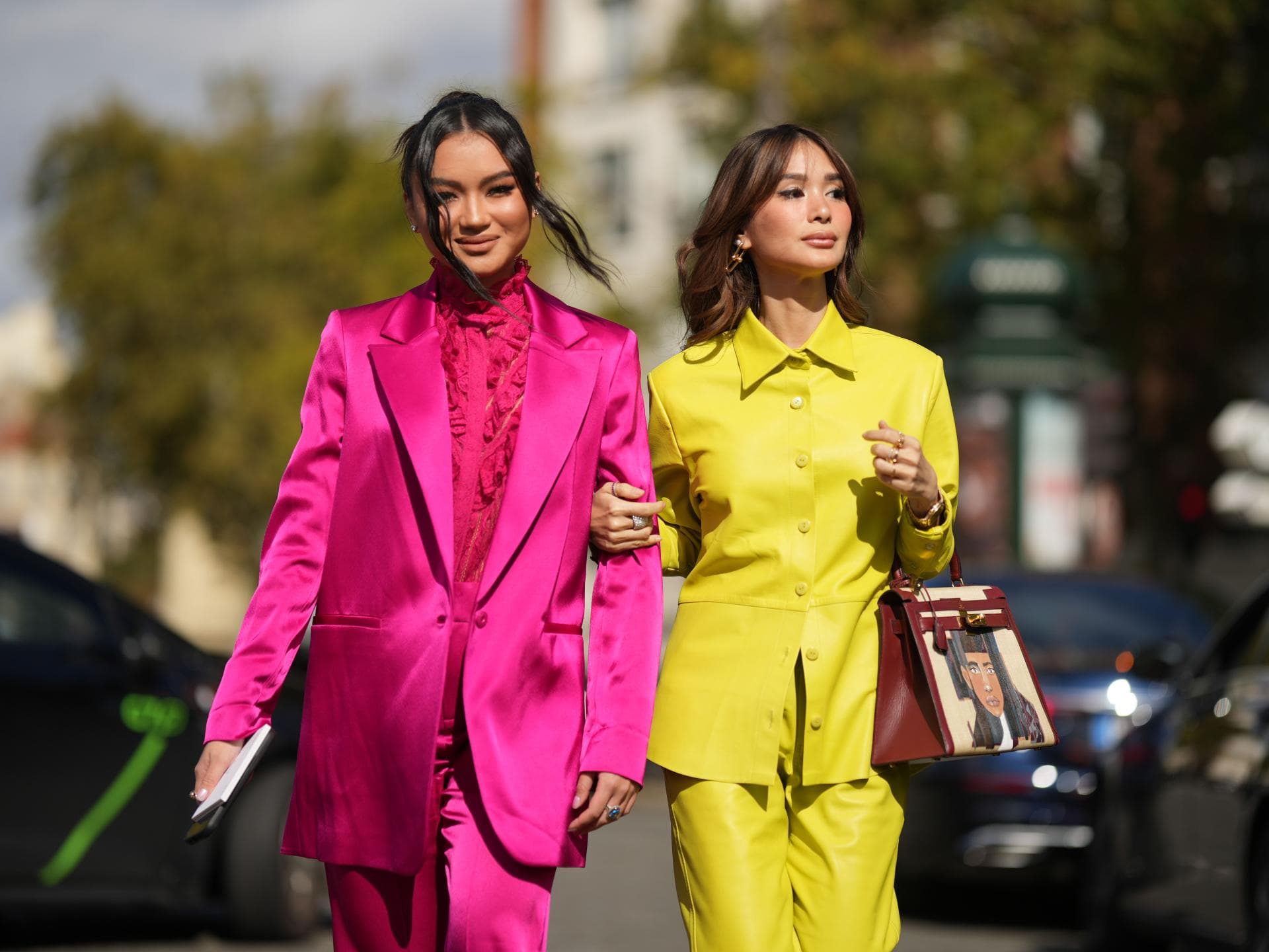 Das sind die besten Onlineshops für Mode und Accessoires Zwei stylische Frauen