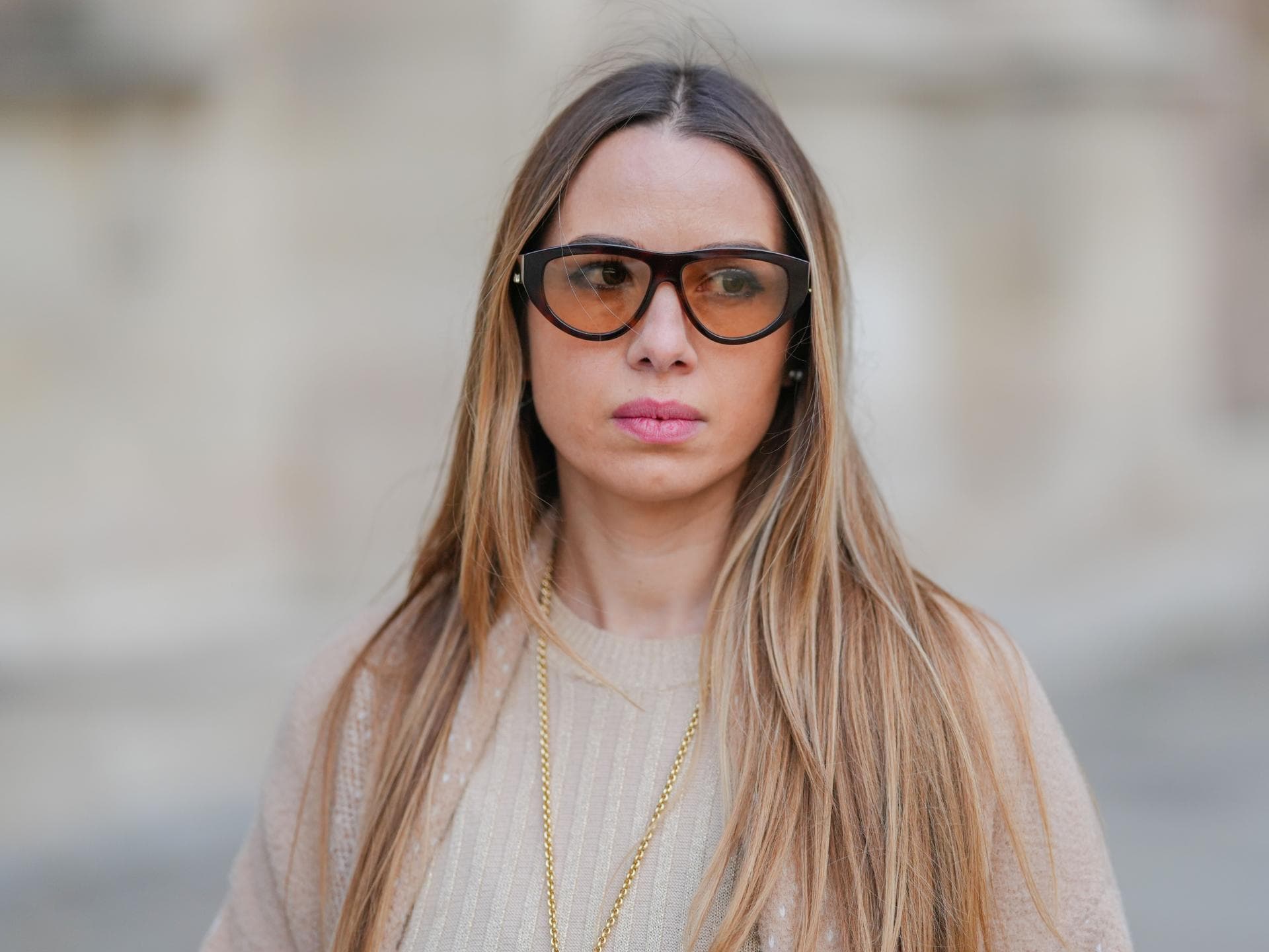 Keratin-Glättung: Alles Infos und Tipps Frau mit glatten Haaren