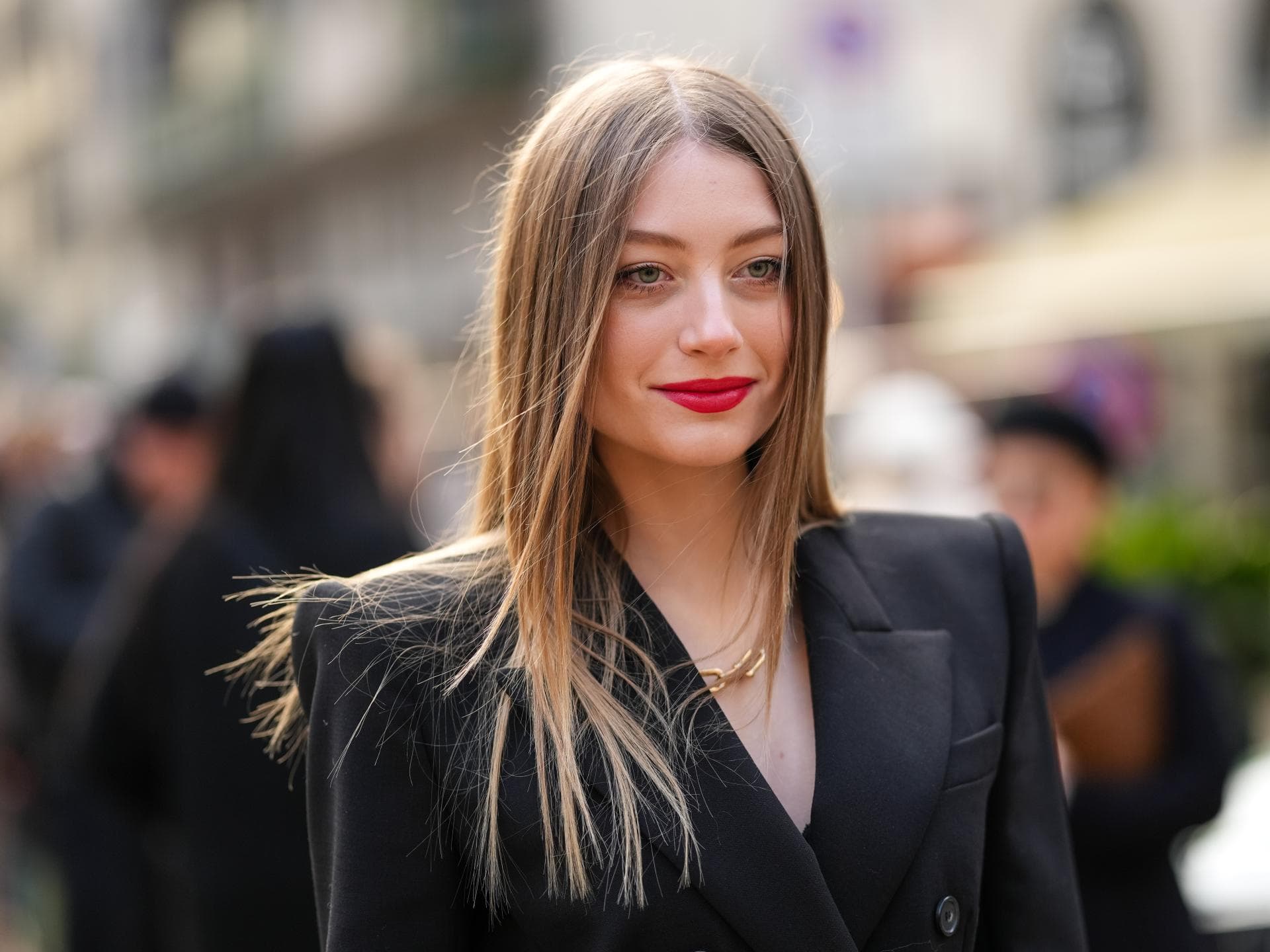 Keratin-Glättung: Alle Infos Frau mit glatten Haaren